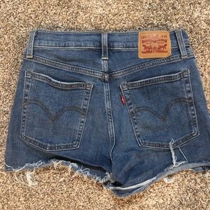 Distressed Levi’s Shorts 👖💗